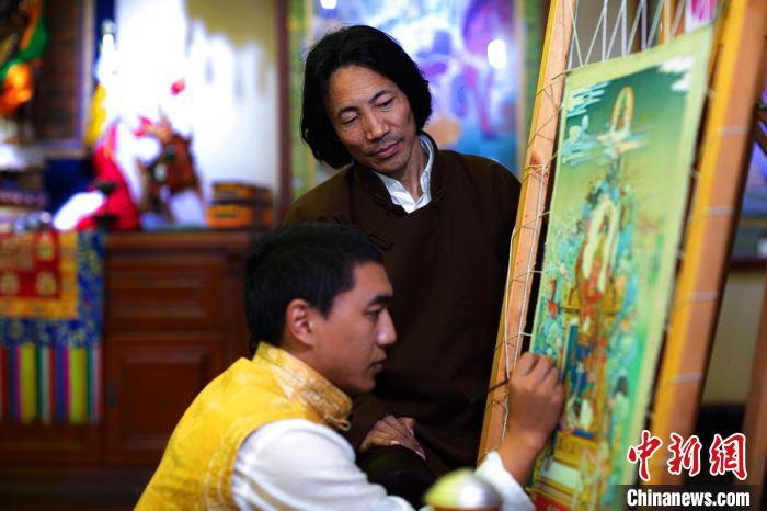 藏族唐卡画师成都“授业”20年：美名传天府桃李满藏区