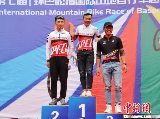 选手角逐西藏高原自行车赛老将蝉联三届冠军