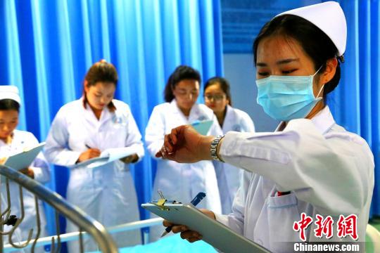 西藏基层护士以举办技能赛迎护士节