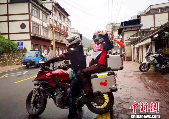 “60后”医生带着爱妻骑行西藏：诗和远方不再是遗憾