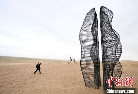 2020年9月5日，甘肃民勤县沙漠里的雕塑作品《树荫下》吸引民众。(资料图) 杨艳敏 摄
