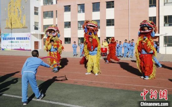 图为西宁市阳光小学学生参加舞狮社团。　马铭言 摄