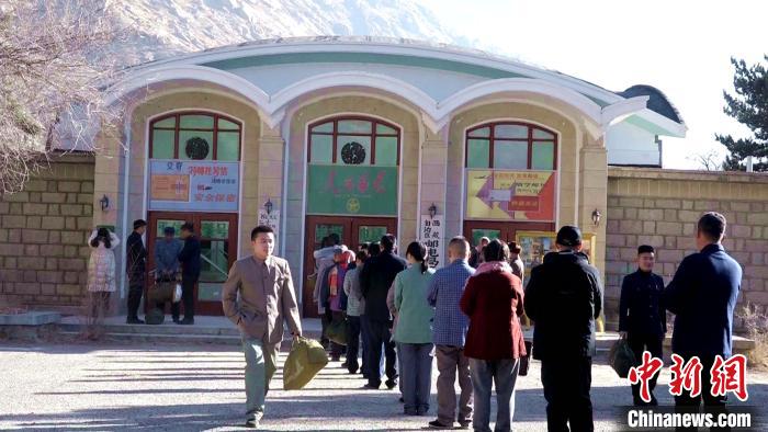 图为1月13日，电影《雪域青春》在西藏自治区邮电局区一招邮电所旧址的拍摄现场。　贡桑拉姆 摄