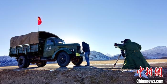 图为电影《雪域青春》在西藏雪山脚下取景拍摄。摄制组供图