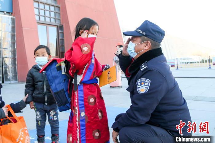 图为小乘客向拉萨铁路公安民警敬礼。　胡安鹏 摄