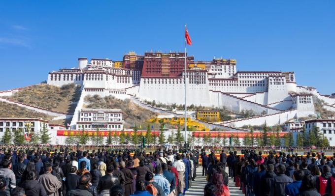 3月28日，西藏各族各界民众聚集在拉萨布达拉宫广场，升国旗、唱国歌，庆祝西藏百万农奴解放纪念日。<a target='_blank' href='http://www.chinanews.com/'><p  align=