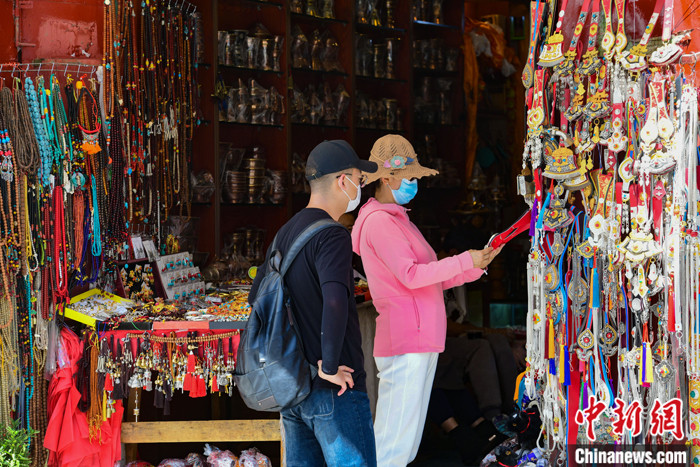 7月25日，游客在拉萨八廓街商店选购藏族饰品。 <a target='_blank' href='http://www.chinanews.com/'><p  align=