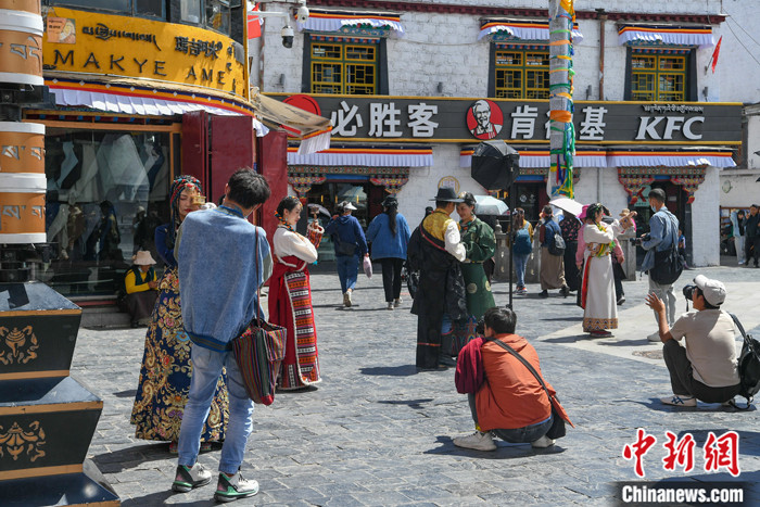 7月25日，游客在拉萨八廓街上拍照留念。 <a target='_blank' href='http://www.chinanews.com/'><p  align=