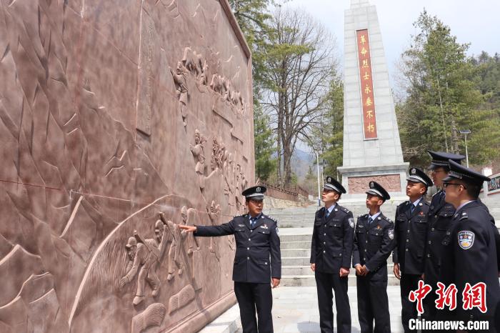 西藏移民警察缅怀为国家边境事业牺牲的先烈