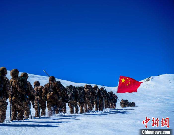 官兵攀爬、翻越、穿行在雪山。　西藏山南军分区某团供图