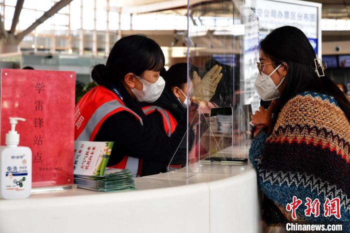 图为机场工作人员为旅客提供服务。　周航 摄