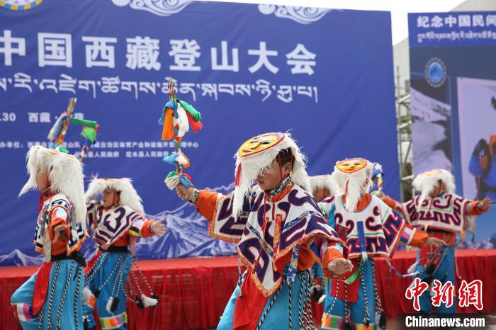 图为4月30日，2023第二十届中国西藏登山大会上的儿童藏戏表演。　贡确 摄
