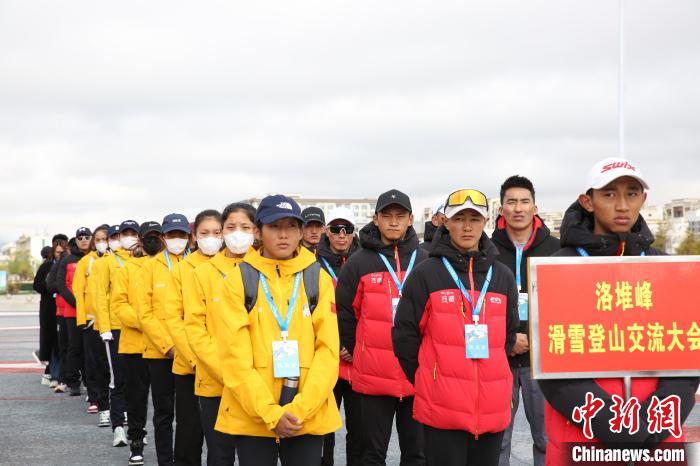 图为洛堆峰滑雪登山交流大会队伍。　贡确 摄