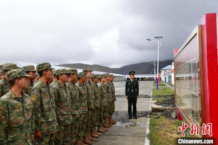 新兵了解边防历史。　李学文 摄