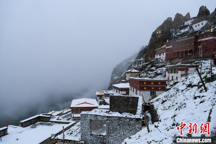 位于孜珠山顶的寺庙被云雾环绕，犹如仙境。　江飞波 摄