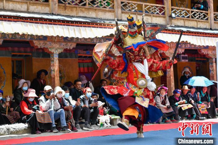 图为西藏山南桑顶寺僧人佩戴面具参加跳神活动。　贡嘎来松 摄