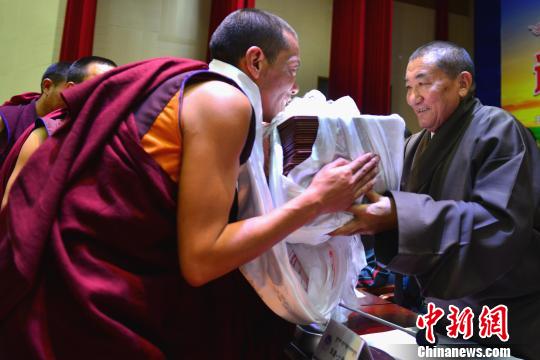 西藏佛学院为毕业学员授予“禅然巴”“智然巴”学衔