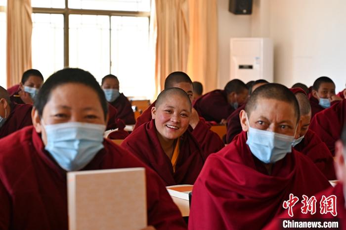 3月23日，记者走进位于拉萨的西藏佛学院，探访宗教学府的新学期。图为西藏佛学院尼众部学员等待上课。<a target='_blank' href='http://www.chinanews.com/'><p  align=