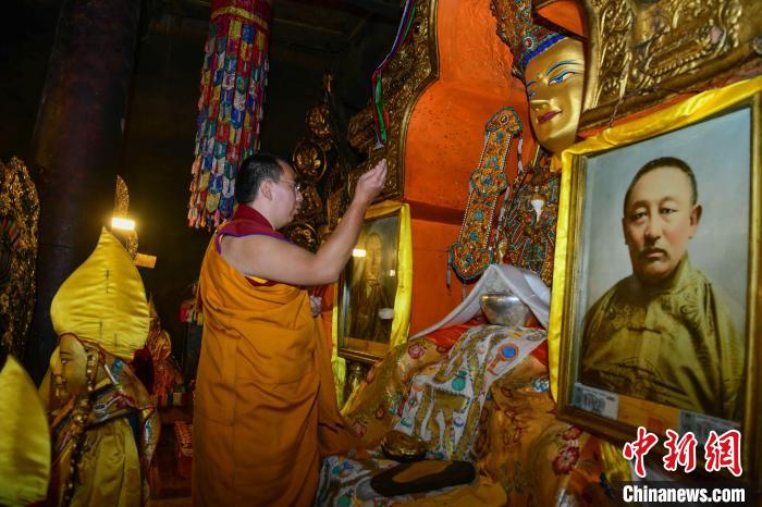 8月8日，班禅在扎什伦布寺措钦大殿朝拜佛祖释迦牟尼佛像。　 贡嘎来松 摄