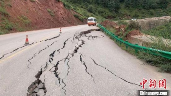 图为发生路基下沉滑移险情的路段。果洛公路总段供图