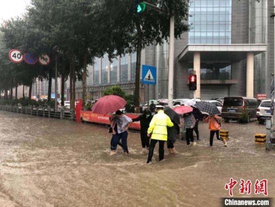 8月28日，青海省东部出现强降水天气过程，其中西宁地区出现入汛以来雨量最大、强度最大的强降水过程。西宁交警供图