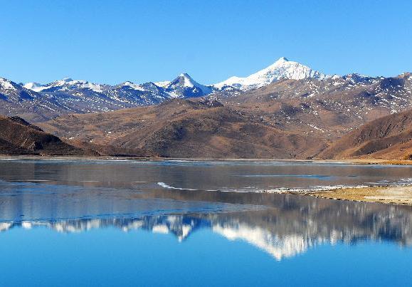 羊卓雍湖位于西藏山南地区浪卡子县境内.jpg