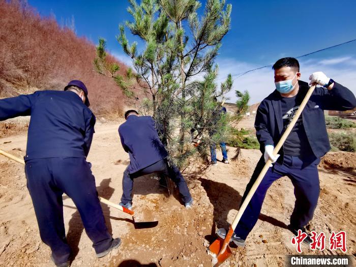 图为西宁市城东区义务植树活动现场。　张添福 摄