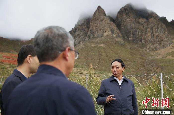 图为西藏自治区人大常委会副主任、拉萨南北山绿化指挥部副总指挥江白(右)。　贡确 摄