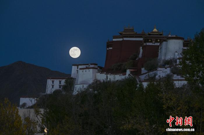 西藏：“超级月亮”现身拉萨夜空
