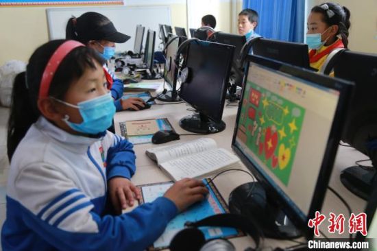 图为乡村学校少年宫的孩子们正在上电脑课。　才让本　摄