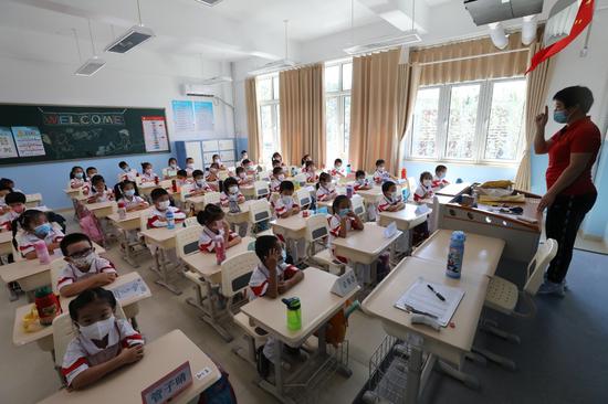 中国人民大学附属中学昌平学校的一年级新生正在上课