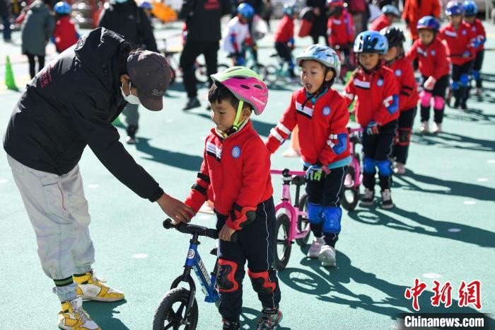 图为拉萨市实验幼儿园孩子们在教练的指导下练习滑步车。　何蓬磊 摄
