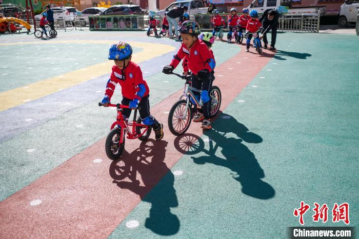 图为拉萨市实验幼儿园孩子们正在练习滑步车。　何蓬磊 摄