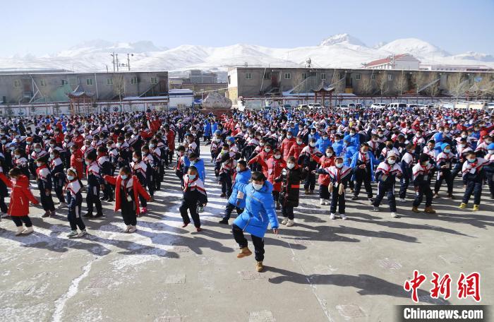 图为学生跳起欢快的藏族舞蹈迎接新学期。　马铭言 摄