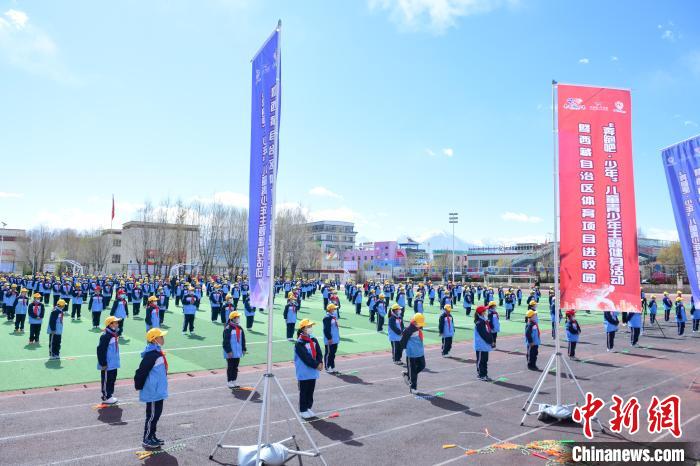 图为学生在跳绳教练齐景龙的指导下做准备运动。　贡嘎来松 摄