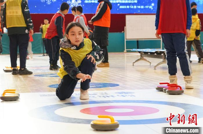 青海冰雪运动会赛场：冰壶少年显身手