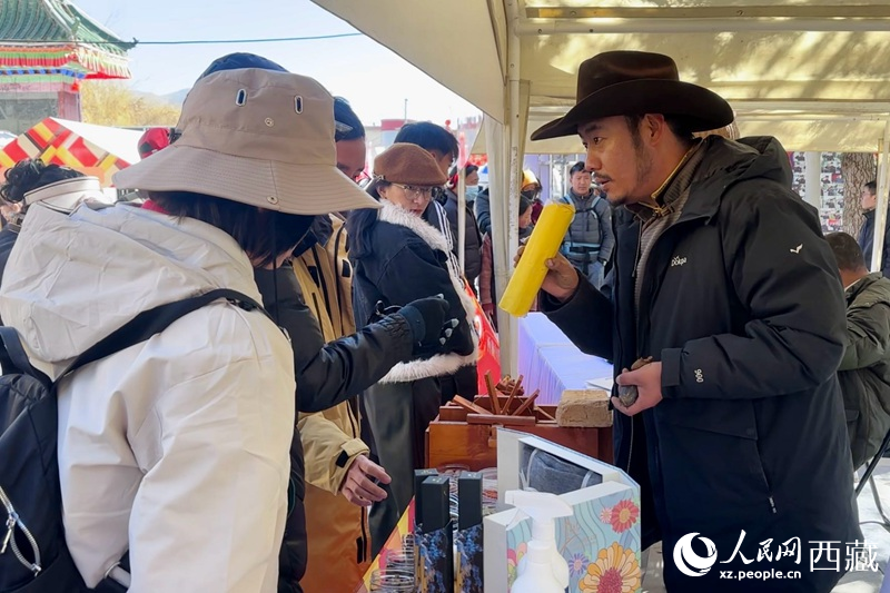 非遗体验。人民网记者 次仁罗布摄