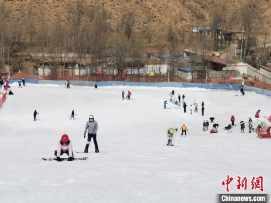 图为春节期间，青海当地群众开展冰雪运动。青海省文化和旅游厅供图