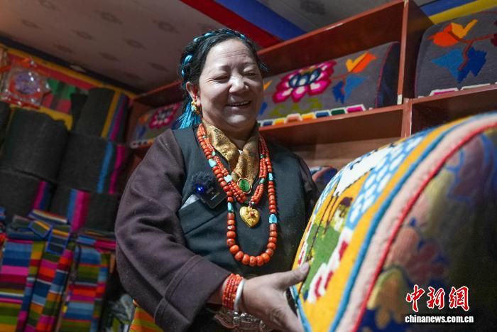 西藏岗巴:指尖技艺变经济合作社助力妇女增收促振兴