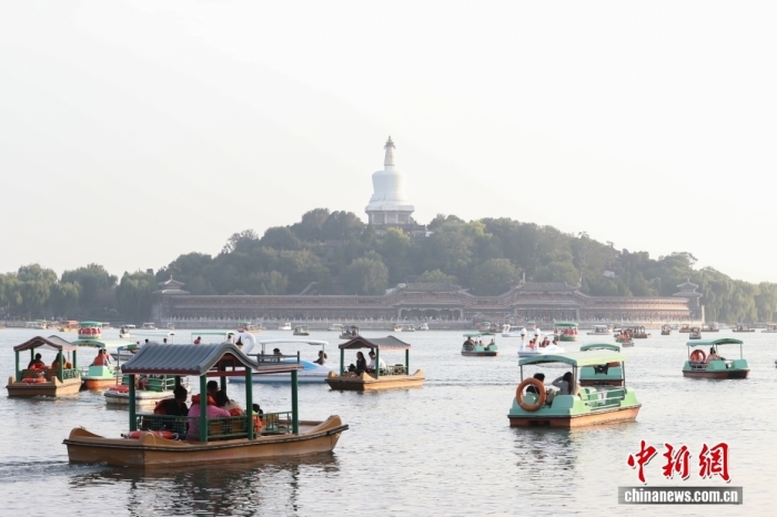 10月7日,国庆节、中秋节假期进入尾声,北京北海公园热度不减,不少市民游客在公园乘船游玩。<a target='_blank' href='/' _fcksavedurl='/'><p align=
