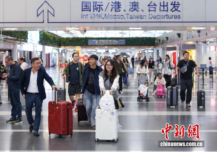 10月8日是国庆中秋假期最后一天,大量旅客在北京首都国际机场出行。 <a target='_blank' href='/' _fcksavedurl='/'><p align=