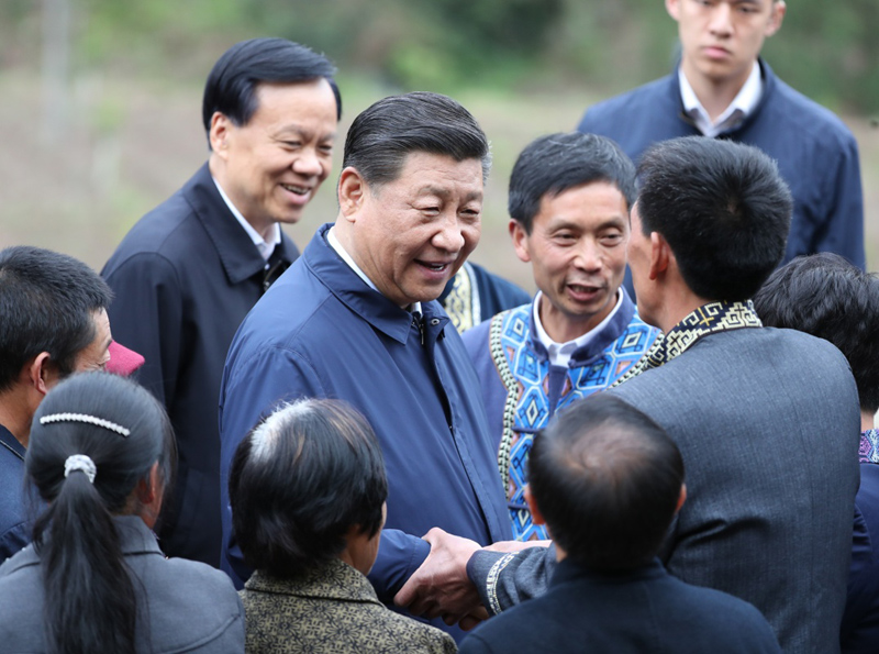 2019年4月15日至17日，中共中央总书记、国家主席、中央军委主席习近平在重庆考察，并主持召开解决“两不愁三保障”突出问题座谈会。这是4月15日下午，习近平在石柱土家族自治县中益乡华溪村同村民亲切交流。新华社记者 丁海涛 摄