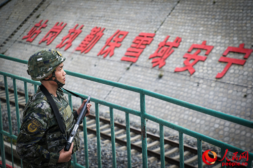 武警西藏总队拉萨支队执勤八大队官兵在铁路旁执勤。支翔宇 摄