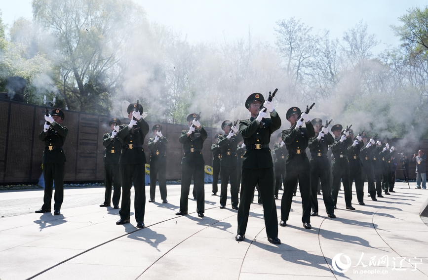 第十三批在韩中国人民志愿军烈士安葬仪式现场。人民网记者 邱宇哲摄