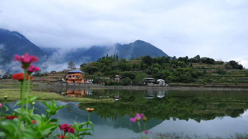 在泸定感受自然的魅力，体验文化的交融。泸定县委宣传部供图