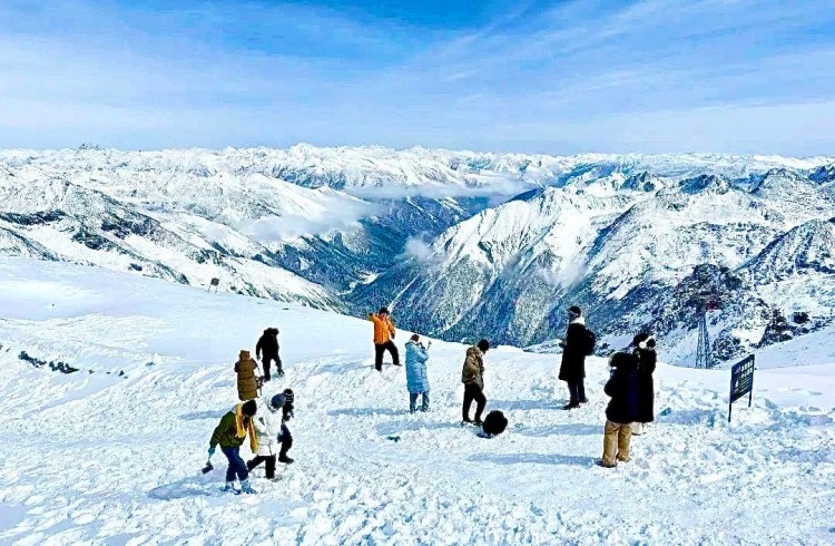 游客在达古冰川景区玩雪。黑水县融媒体中心供图