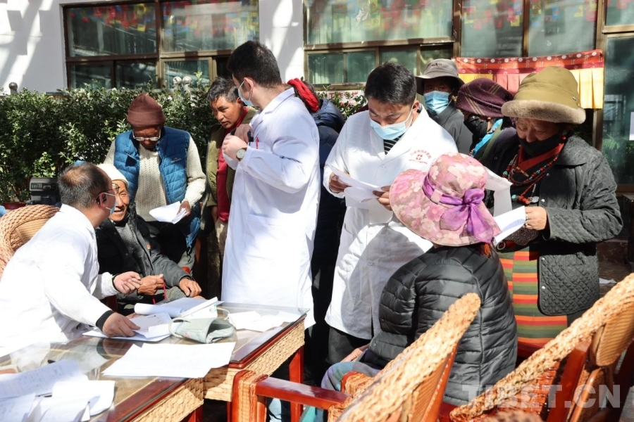 日喀则温州商会联合同和医院在定结县开展爱心捐赠活动