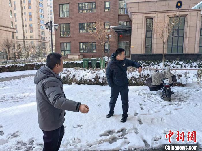 胶州市公安局办案民警冒雪摸排线索 胶州市公安局供图