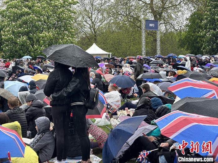 当地时间5月6日，英国国王查尔斯三世的加冕仪式举行。民众雨中观看仪式。　欧阳开宇 摄