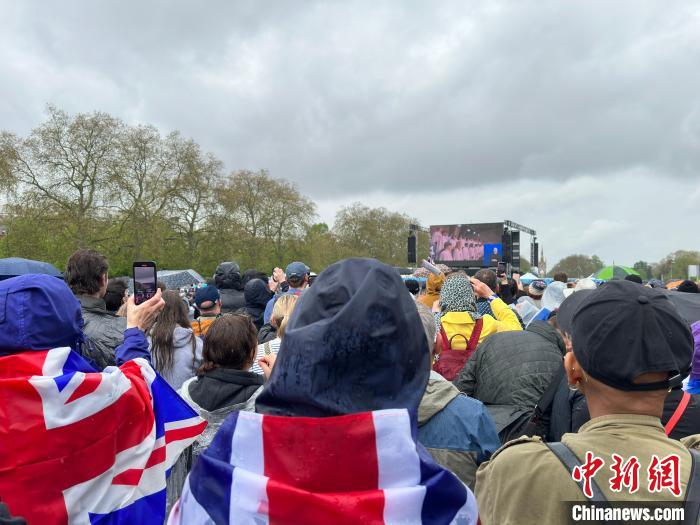 当地时间5月6日，英国国王查尔斯三世的加冕仪式举行。民众雨中观看仪式。　欧阳开宇 摄